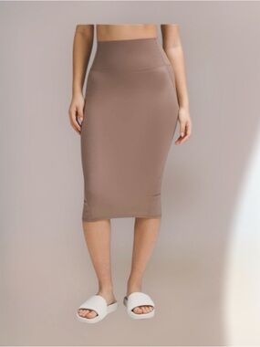 Lululemon Nulu Slim-Fit High-Rise
Skirt
Taupetastic